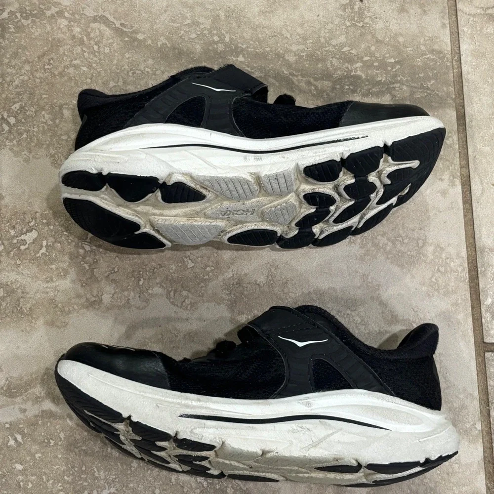 Hoka One One Clifton 9 Little Kid Running Shoes Black White 1168873 BWHT Size 1M